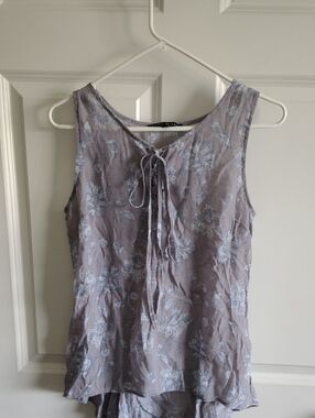 Sleeveless Floral Tie-Neck Blouse in Dusty Lavender